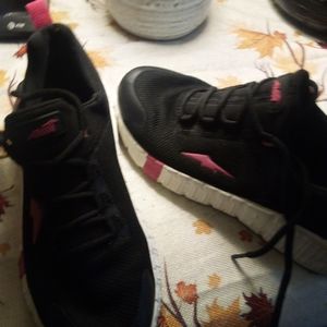 Women's avia sneakers size 7.